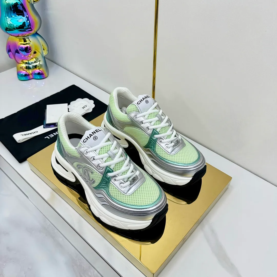 👟👟Ex-factory price 680👟👟 Upgraded version, upgraded version, upgraded version! No rebuttal accepted! ! ! ! Chanel Chanel panda shoes! 2025 counter's top casual sports shoes. This classic design; the upper is electro-embroidered with a variety of techniques; the outsole is fashionable and sporty; the unusual inclusion of a variety of color matching elements... The diversified mix and match is very good-looking and versatile, and can be used for leisure, fashion, sports, and outdoor... ꫛꫀꪝ Go➫ Materials: ❶Upper made of: original imported first-layer silk cowhide + original waterproof cloth + original first-layer cowhide ❷Inner lining: Original Yangli+Net ❸Outsole based on: Original TPU combination outsole Counter boutique packaging complete set for women 35–41 👉 👉 👉 👉